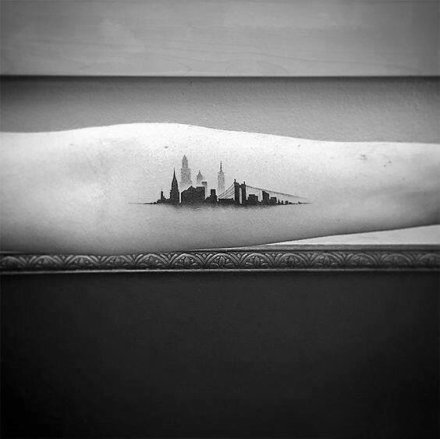 点击大图看下一张：一组城市建筑的天际线纹身图案