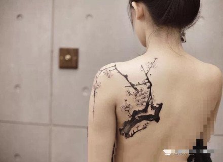 点击大图看下一张：18张适合女生的简单水墨纹身图案