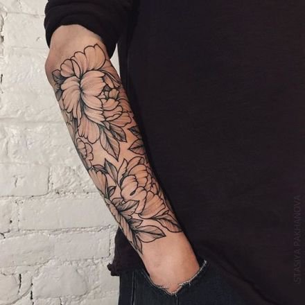 点击大图看下一张：包小臂的黑灰花卉纹身图案欣赏