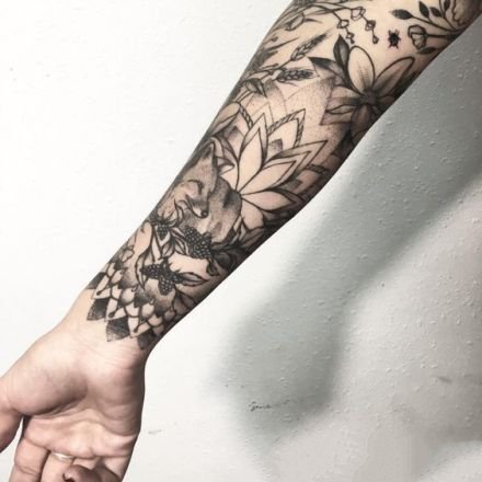 点击大图看下一张：包小臂的黑灰花卉纹身图案欣赏