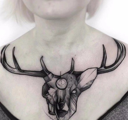 点击大图看下一张：黑灰色的一组鹿头纹身图案