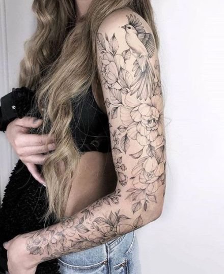 点击大图看下一张：女士手臂上的黑灰花臂纹身图