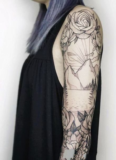 点击大图看下一张：女士手臂上的黑灰花臂纹身图