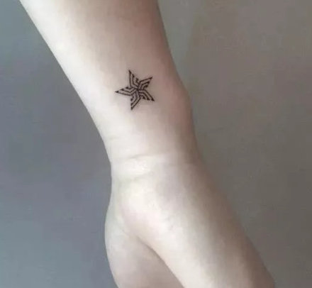 点击大图看下一张：小清新的五角星星图案纹身作品