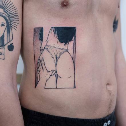 点击大图看下一张：把女性臀部照片纹在身上的个性纹身图片