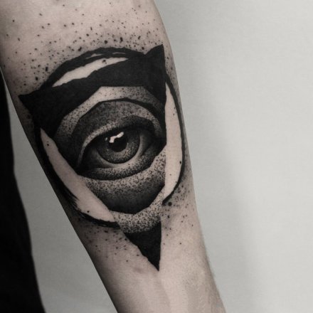 点击大图看下一张：抽象感觉的身黑色点刺纹身作品