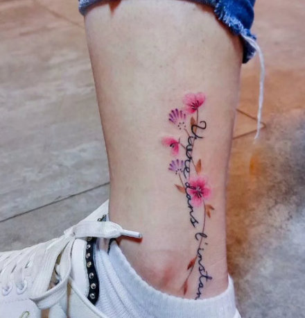 点击大图看下一张：脚踝处的小清新彩色花朵纹身图片