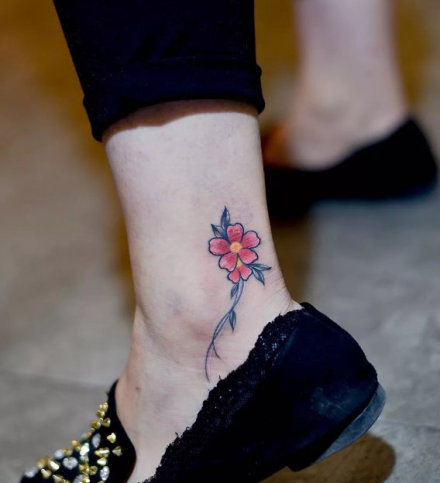 点击大图看下一张：脚踝处的小清新彩色花朵纹身图片