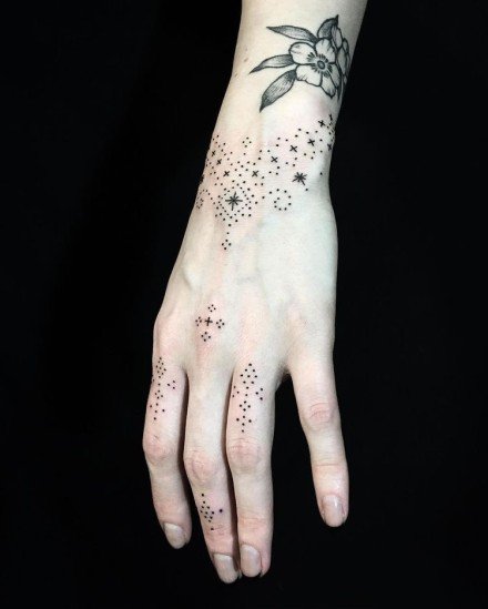 点击大图看下一张：手背上的简约点刺纹身图案欣赏