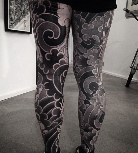 点击大图看下一张：日式风格的传统花腿纹身作品欣赏
