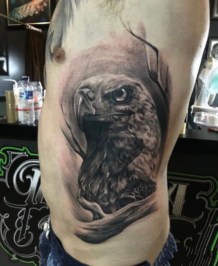 点击大图看下一张：9张老鹰主题的鹰纹身图案作品