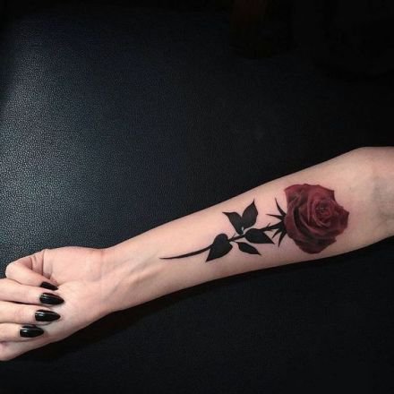 点击大图看下一张：好看的黑色小玫瑰花纹身图案