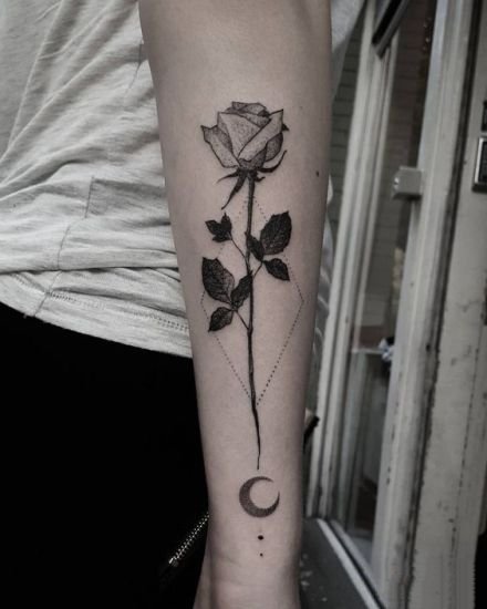 点击大图看下一张：好看的黑色小玫瑰花纹身图案