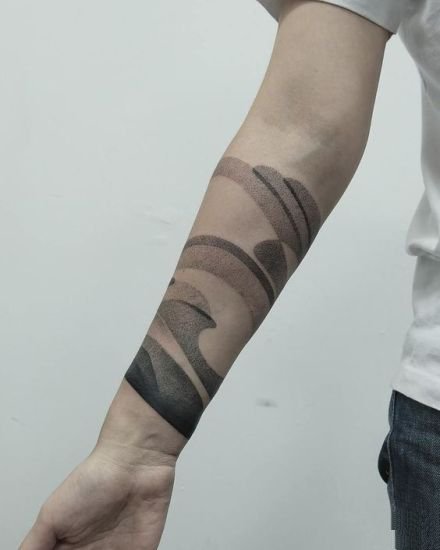 点击大图看下一张：环绕手臂的简约黑色臂环纹身图案