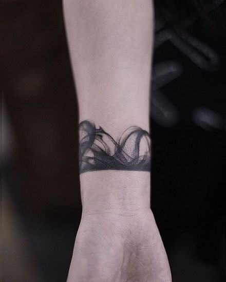 点击大图看下一张：环绕手臂的简约黑色臂环纹身图案