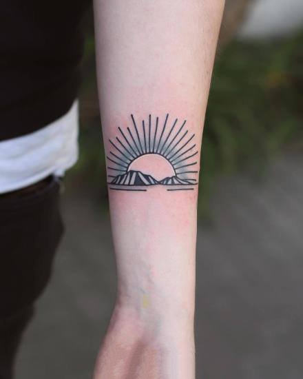 点击大图看下一张：日出日落的一组简约太阳插画小纹身