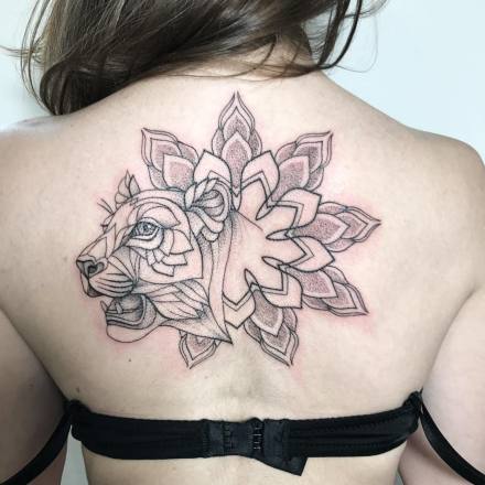 点击大图看下一张：适合女生的后背漂亮花朵纹身图片