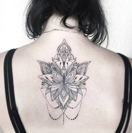 点击大图看下一张：适合女生的后背漂亮花朵纹身图片