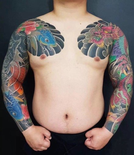 点击大图看下一张：男性的传统风格大花臂纹身图案