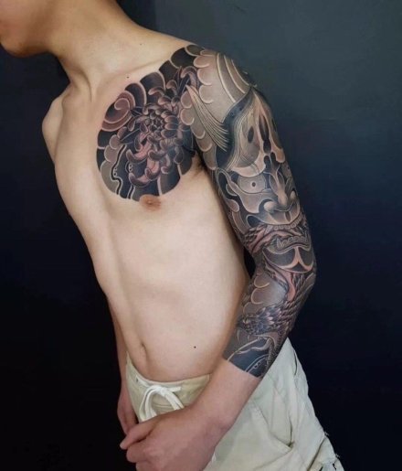 点击大图看下一张：男性的传统风格大花臂纹身图案