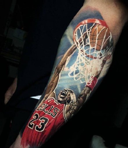 点击大图看下一张：篮球迷的包臂写实篮球明星纹身作品