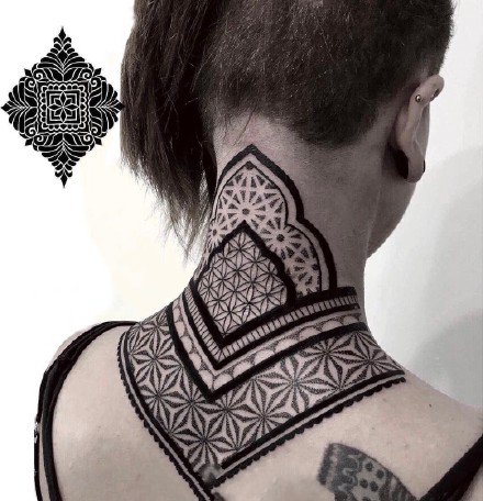 点击大图看下一张：后颈部很适合的点刺梵花纹身图案9张