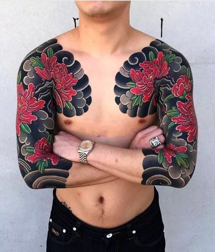 点击大图看下一张：男性霸气的双半胛大花臂纹身作品