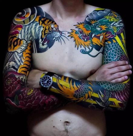 点击大图看下一张：男性霸气的双半胛大花臂纹身作品