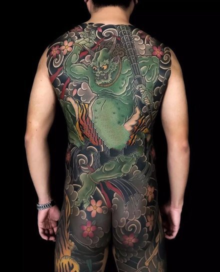 点击大图看下一张：霸气传统大满背纹身作品图片