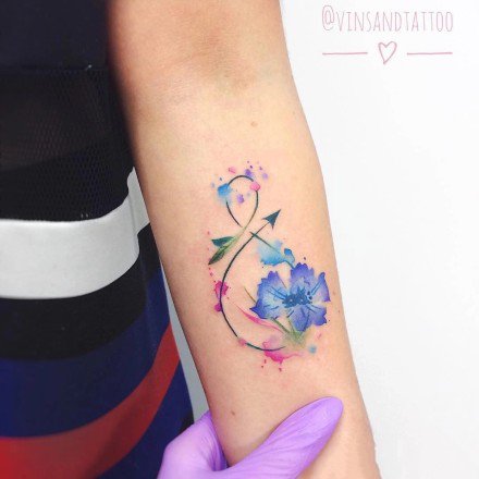 点击大图看下一张：靓丽时尚的水彩小花卉纹身图片