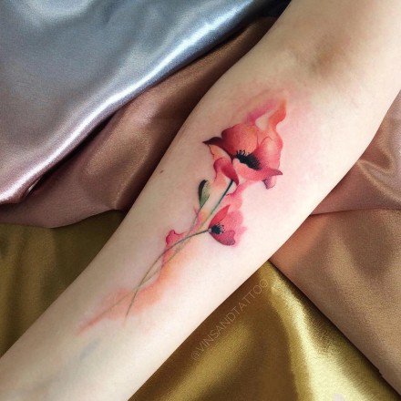 点击大图看下一张：靓丽时尚的水彩小花卉纹身图片