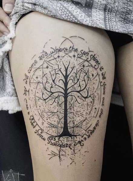 点击大图看下一张：黑色小树主题的一组纹身图片