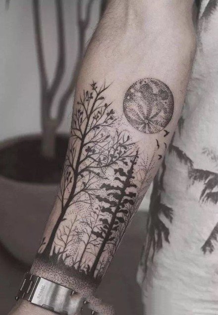 点击大图看下一张：黑色小树主题的一组纹身图片