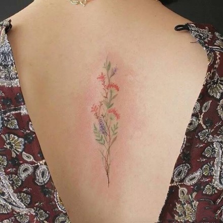 点击大图看下一张：女生后背好看的18张小纹身图案