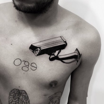 点击大图看下一张:充满设计感的18组小黑灰纹身作品