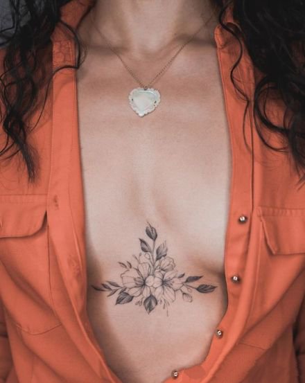 点击大图看下一张：女性双乳之间的性感胸口梵花纹身图案