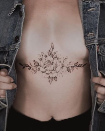 点击大图看下一张：女性双乳之间的性感胸口梵花纹身图案