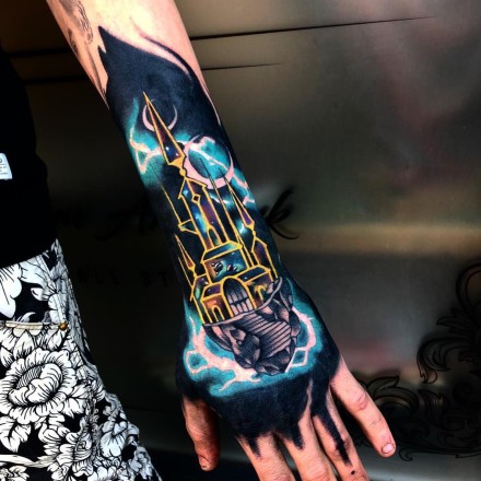 点击大图看下一张：手臂重彩色梦幻感觉的纹身图案