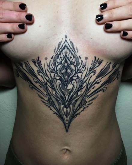 点击大图看下一张：女性胸部到小腹部个性的纹身图案9张
