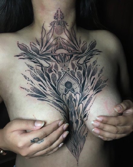 点击大图看下一张：女性胸部到小腹部个性的纹身图案9张