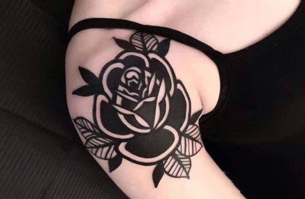 点击大图看下一张：黑色的一朵玫瑰花朵纹身图案