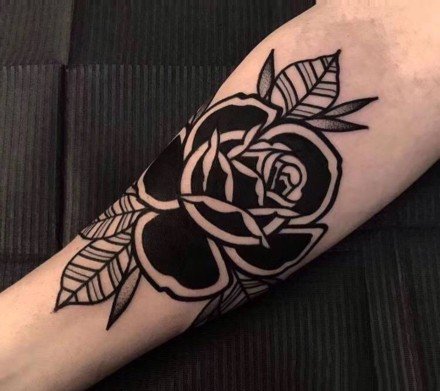 点击大图看下一张：黑色的一朵玫瑰花朵纹身图案