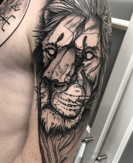 点击大图看下一张：很霸气的黑灰狮子纹身作品图案