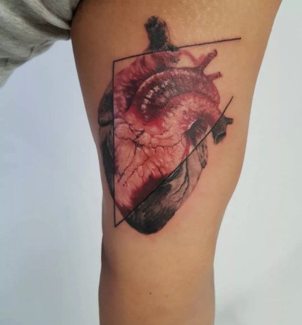 点击大图看下一张：一组心脏纹身图案作品欣赏