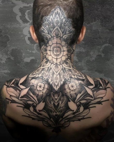点击大图看下一张：后颈部到背部的个性黑灰纹身欣赏