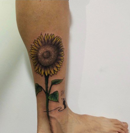 点击大图看下一张：好看的一组向日葵花朵纹身图片