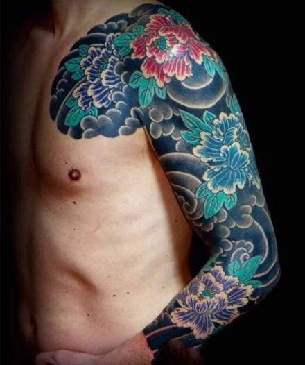 点击大图看下一张：日式老传统牡丹花臂纹身作品图案9张