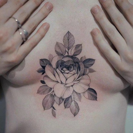 点击大图看下一张：女生素花系列的18组纹身图片