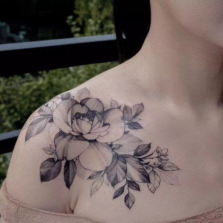 点击大图看下一张：女生素花系列的18组纹身图片