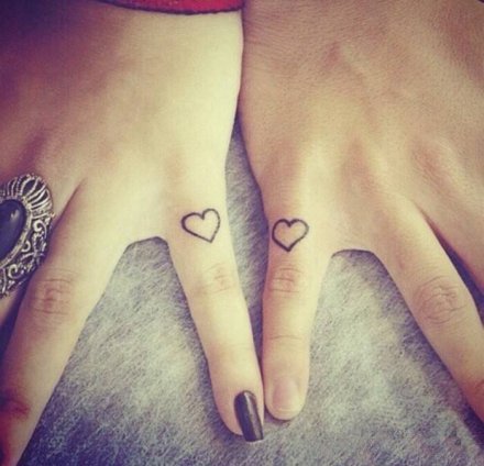 点击大图看下一张：简单的情侣成对爱心纹身图片